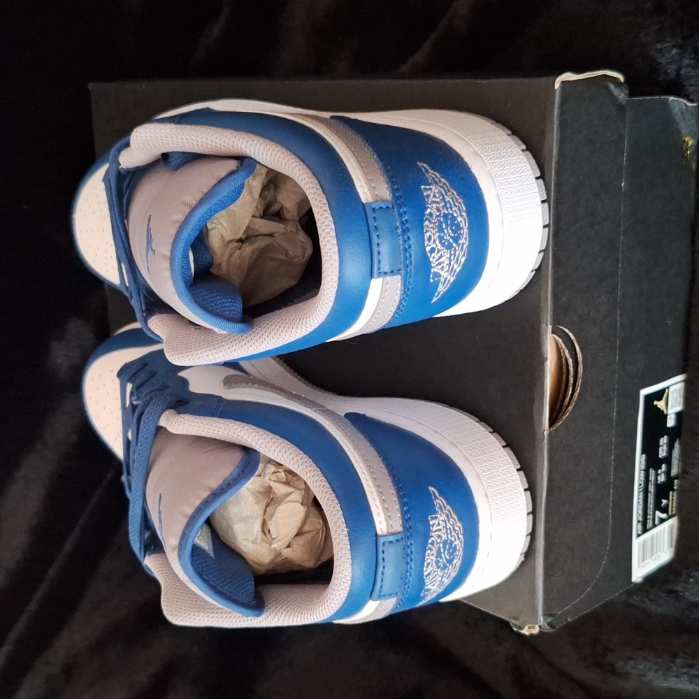 Nike Air Jordan 1 Low Sneakers - Picture 4 of 6
